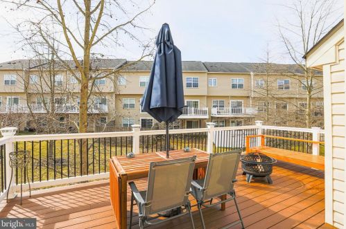 907 Indigo Bunting Ln, Glen Burnie MD 21060-8325 exterior