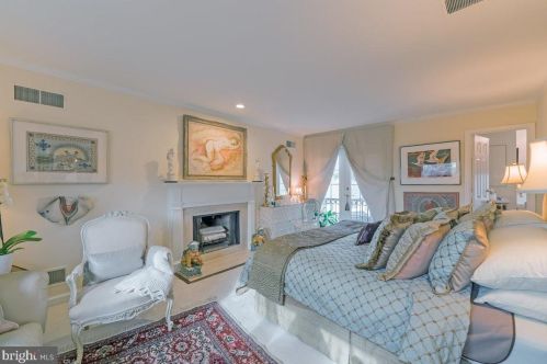 4501 Foxhall Cres, Washington DC 20007-1055 exterior