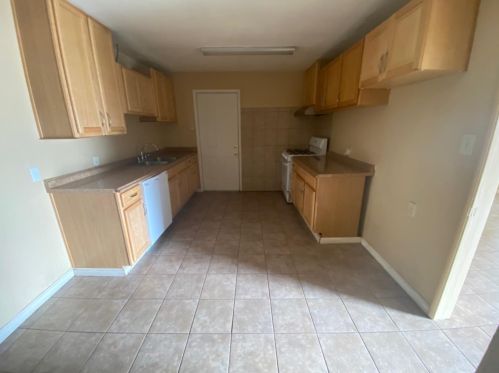 655 Olive Ave, Turlock CA 95380-4817 exterior