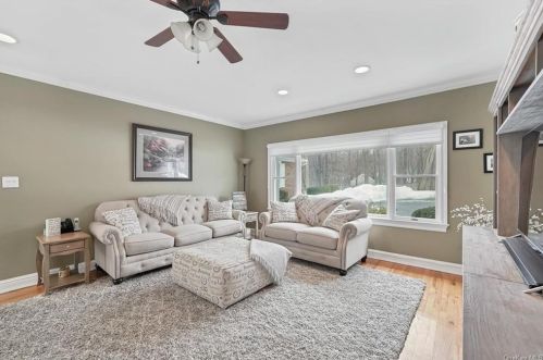 40 Cox Ave, Armonk NY 10504-2016 exterior