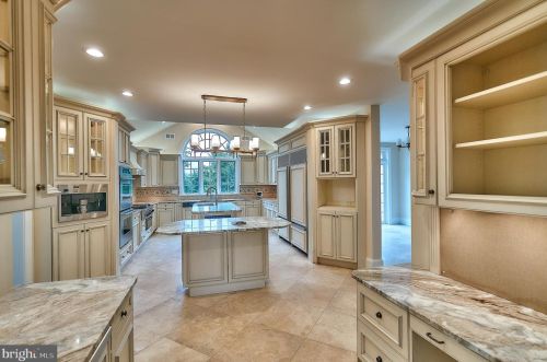 2221 Jefferson Ln, Huntingdon Valley PA 19006-6038 exterior