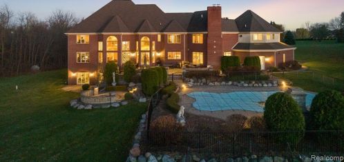 2384 Pebble Crk Dr, Rochester MI 48363-2228 exterior