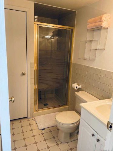 4 Dolly Dr, Commack NY 11725-2305 exterior