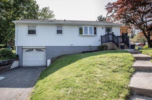 24 Carriage Dr, Wallingford CT  06492-3111 exterior