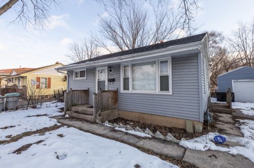 5722 64th St, Milwaukee, WI 53218-2322