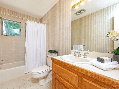 1 Essex Ct, Farmington CT 06032-1433 exterior