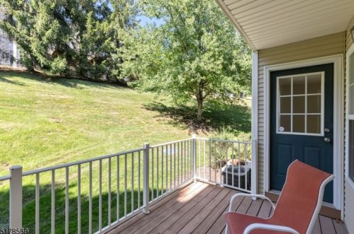 1006 Robin Ct, Green Brook NJ 08812-1737 exterior