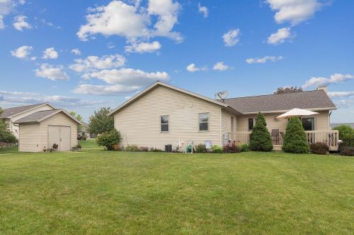4419 Deerfield Ln, Manitowoc, WI 54220-0911