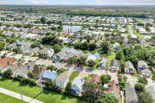 279 Leawood Cir, Naples FL 34104-4133 exterior