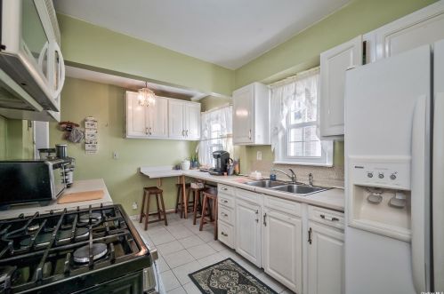 11 Dewitt St, Valley Stream, NY 11580-2218