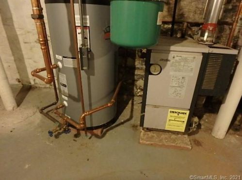 47 Maple St, Manchester CT 06040-5527 exterior