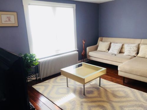 87 St, Windsor CT 06095-2408 exterior