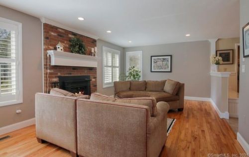 2 Deepwood Dr, Farmington CT 06032-1147 exterior