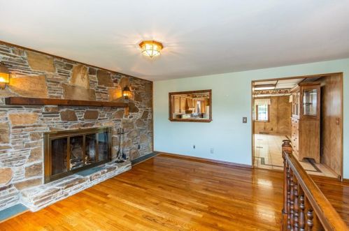 702 Knollwood Dr, Woonsocket RI 02895-2632 exterior