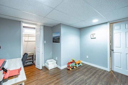 84 Spg St, Windsor Locks CT 06096-2207 exterior