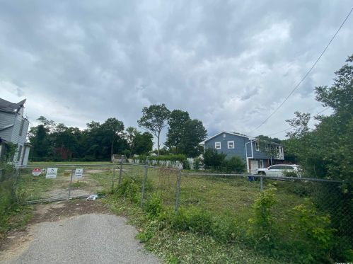 69 11 St, Huntington Station NY 11746-1728 exterior