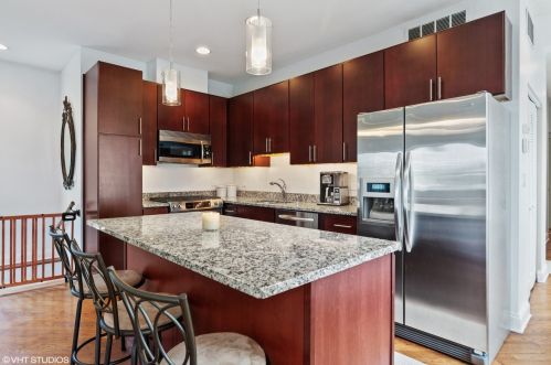 1921 Oakdale Ave, Chicago IL 60657-4026 exterior