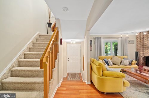 9 Riverbend Dr, New Brunswick NJ 08902-1100 exterior