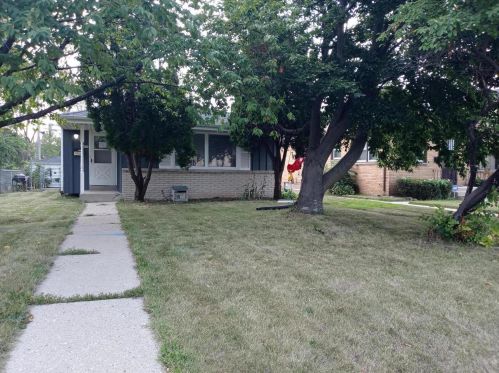 5667 91st St, Milwaukee, WI 53225-2747