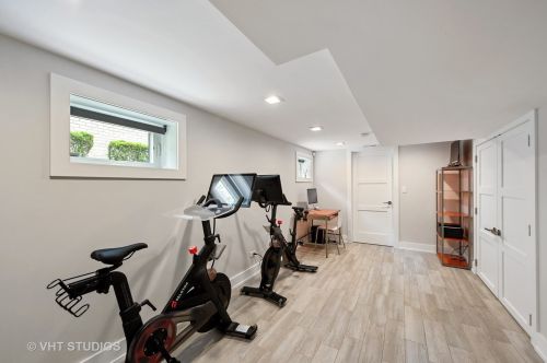 6912 Minnetonka Ave, Chicago IL 60646-1517 exterior