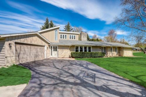 9200 Ironwood Ln, Milwaukee WI  53217-1211 exterior