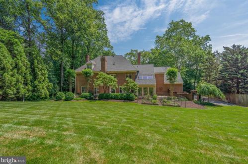 1250 Daleview Dr, Mc Lean VA 22102-1538 exterior