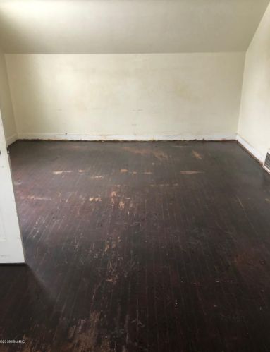 131 Hackley Ave, Meskegon MI 49444-1060 exterior