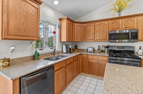 65 Carriage Trl, Middletown RI 02842-7251 exterior