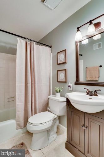 1560 Bruton Ct, Mc Lean VA 22101-4301 exterior