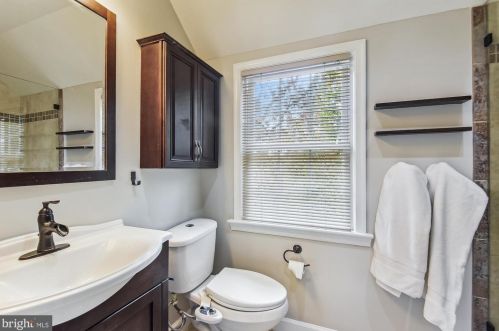 1612 Oakcrest Dr, Alexandria VA 22302-2337 exterior