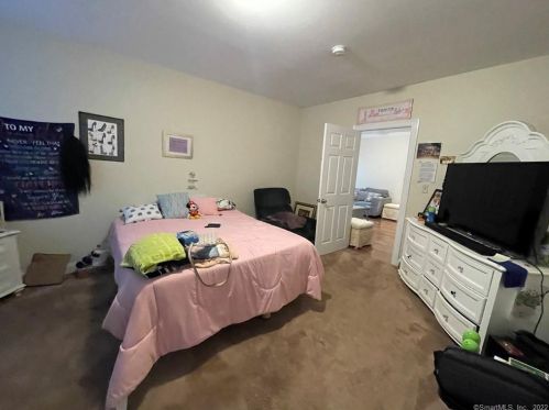 89 Old Broadway, North Haven CT 06473-1606 exterior