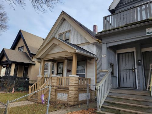 2738 34th St, Milwaukee, WI 53215-3542