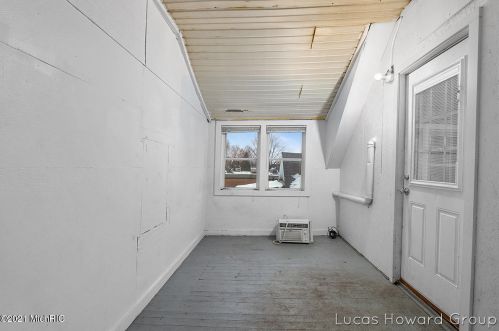 701 Vries St, Grand Rapids MI 49503-8118 exterior