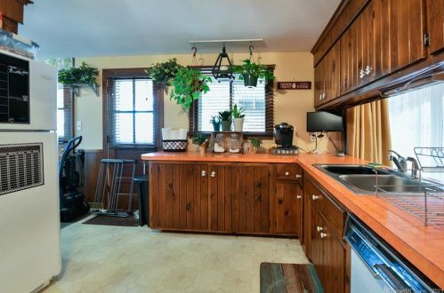 9 Hamilton Ct, Enfield CT 06082-3910 exterior