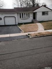 209 Farhan Ln, Babylon NY  11703-2508 exterior