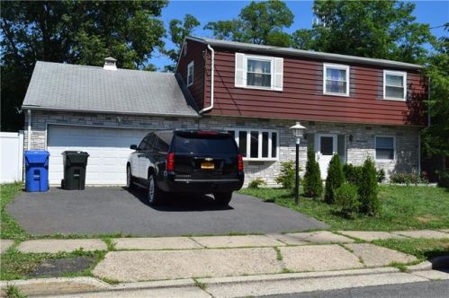 42 Mark Pl, Avenel, NJ 07001-1521