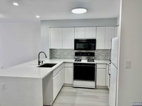 404 Williams Ct, Edgewater NJ  07020-1629 exterior