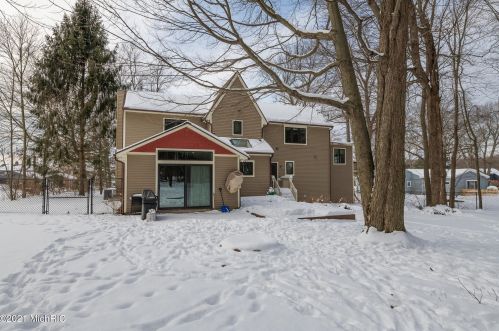 1360 Crooked Lk Dr, Kalamazoo MI 49009-8950 exterior