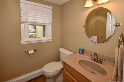 523 Taylor St, Vernon CT 06066-5231 exterior