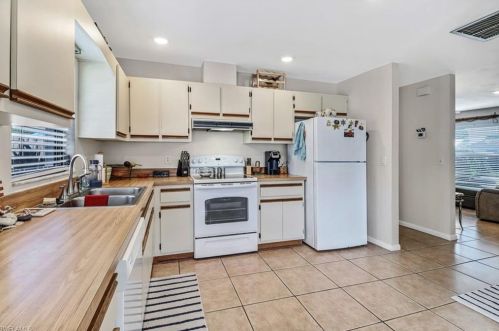 698 109 Ave, Naples FL 34108-1810 exterior