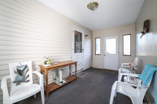 7 Curtis Ct, North Haven CT 06473-3921 exterior