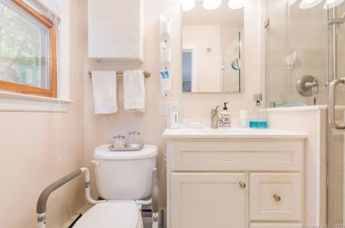 21 Lindenwoods Rd, Norwalk CT 06851-1507 exterior