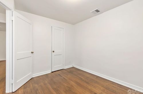 8 Roosevelt Ct, Metuchen NJ 08840-1426 exterior