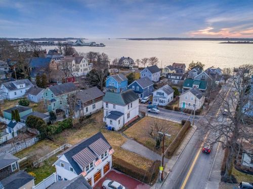 99 2nd St, Middletown, RI 02840-1549