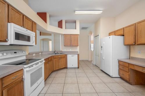 8215 Canterbury Lake Blvd, Tampa FL  33619-6671 exterior