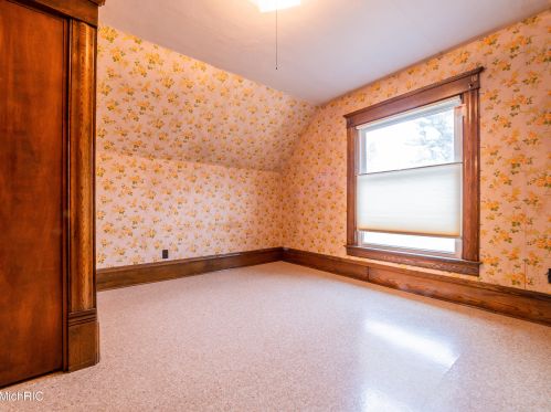 320 Elizabeth St, Sylvan Beach MI 49461-1311 exterior