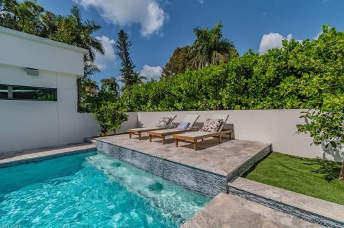 1249 Rordon Ave, Naples FL 34103-4518 exterior