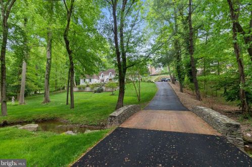 8751 Brook Rd, Mc Lean VA  22102-1507 exterior