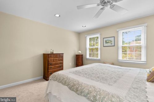 5806 Tudor Ln, Rockville MD 20852-2852 exterior