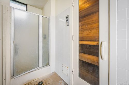 1251 Heulu St, Honolulu HI  96822-3084 exterior